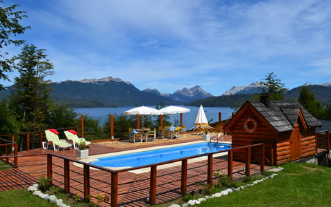 La pileta climatizada ( temporada Alta ) cuenta con un deck solarium con la mejor vista al lago y Wi-Fi