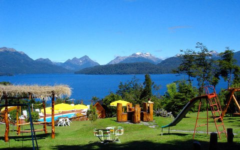 Contamos con juegos de madera en un amplio parque para disfrutar la tranquilidad.