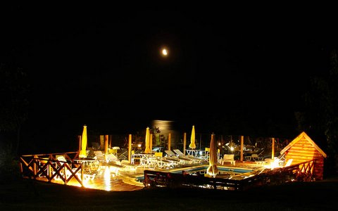 Iluminación en la pileta para disfrutar las noches estrelladas.