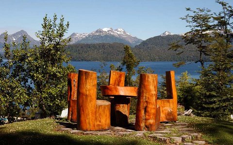También tenemos sillas echas en madera para relajarse y descansar la vista con las cosas lindas que nos ofrece la naturaleza.